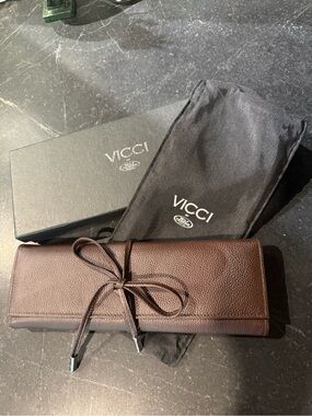 VICCI Brown Leather Roll-Up Jewelry Case
